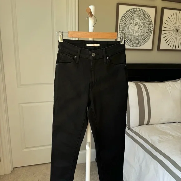 Levi’s 721 High Rise Skinny in Black - Picture 5 of 11